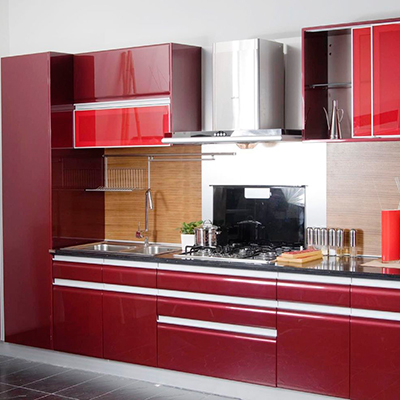Кухня с бордовыми панелями